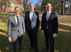 Enrico Ukrow, Dr. med. Jürgen Kirschbaum, Georg Abel, Geschäftsführer der Kliniken Beelitz (v.l.). | © Kliniken Beelitz